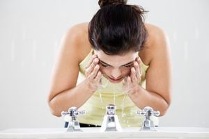 Un hábito aparentemente inofensivo como lavarse la piel en exceso podría tener consecuencias graves para la salud cutánea.