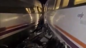 Según los reportes de medios españoles, los trenes sufrieron un roce y los pasajeros fueron evacuados.