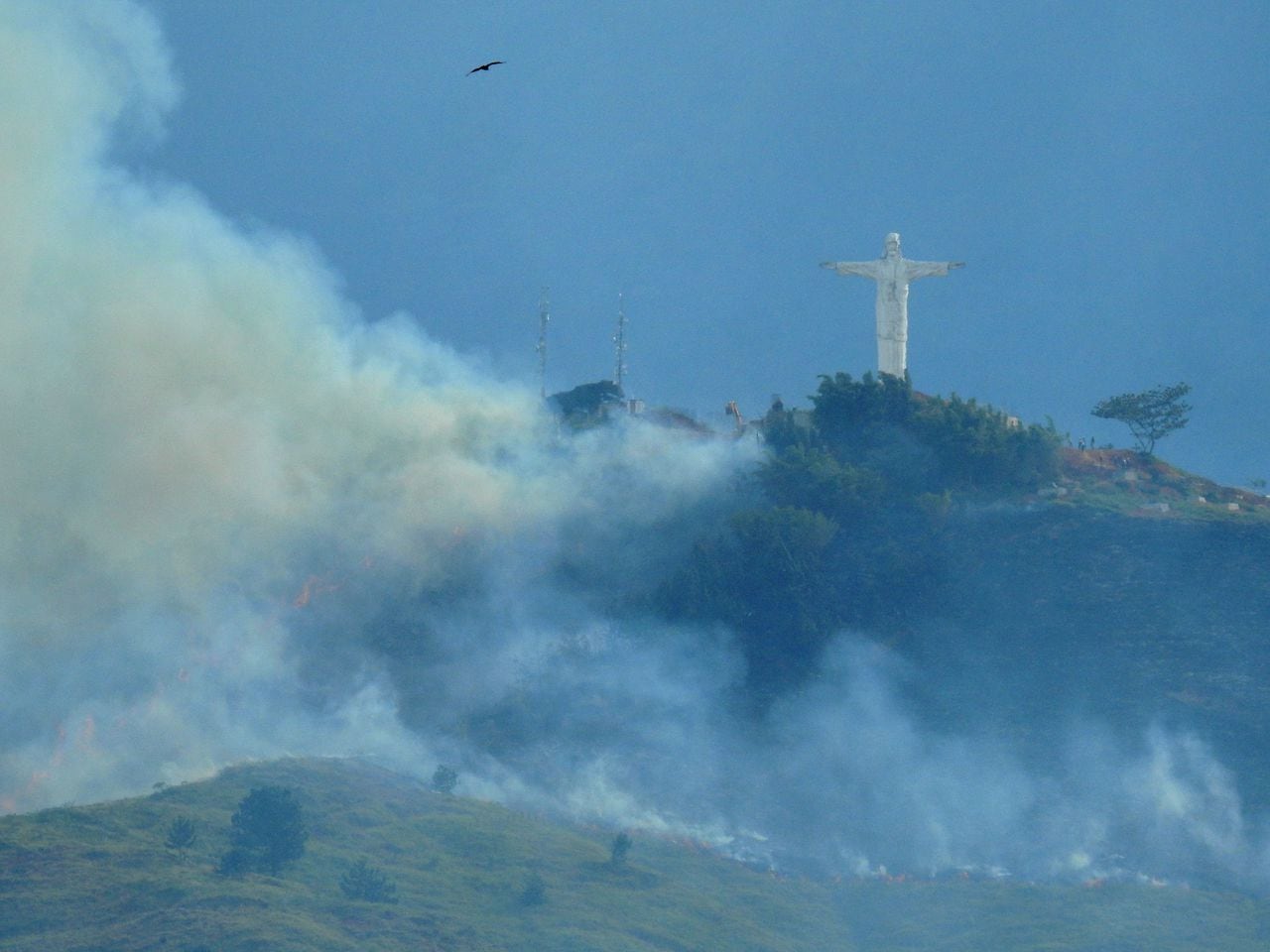 Incendio Forestal en el sector de la Vereda Atenas y el Mameyal, vía a monumento de Cristo Rey.
