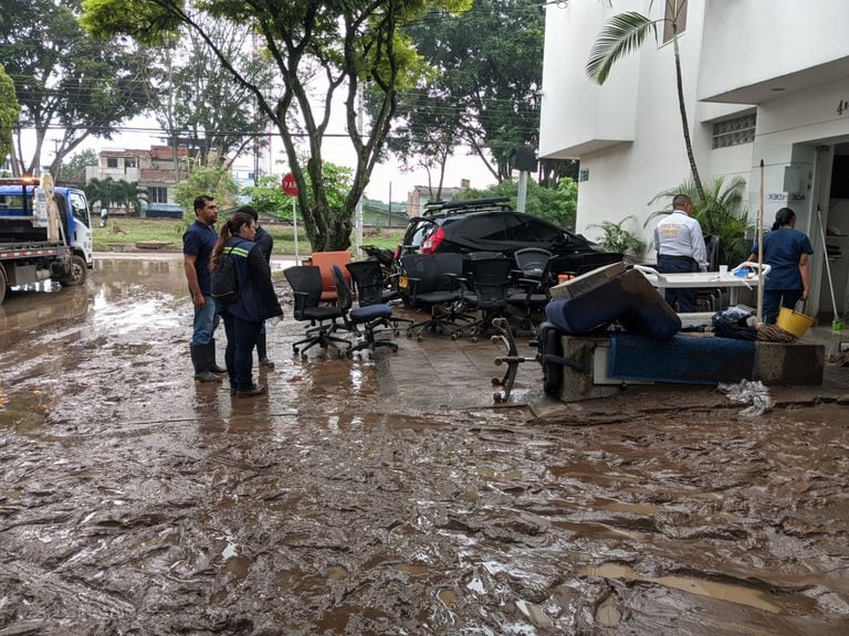 Cali: Daños ocasionados por fuerte aguacero, carros dañados. Foto Aymer Álvarez.