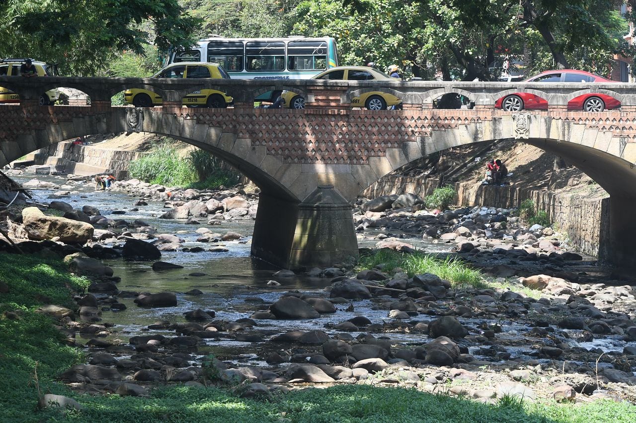 Cali: Bajo nivel del caudal  en los principales ríos de la ciudad, ocasionado por la falta de lluvia generado por el fenómeno del niño. foto José L Guzmán