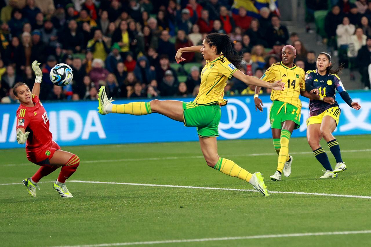 Catalina Usme de Colombia, a la derecha, anota el primer gol de su equipo durante el partido de fútbol de los octavos de final de la Copa Mundial Femenina entre Jamaica y Colombia en Melbourne, Australia, el martes 8 de agosto de 2023. (Foto AP/Hamish Blair)