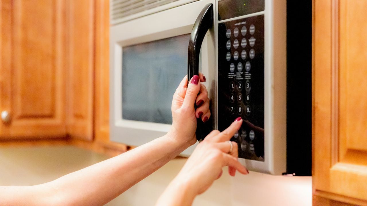 Por qué deberías cambiar tu horno de microondas por uno para