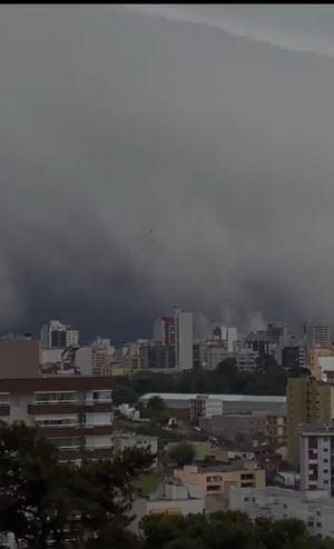 Una nube gigantesca cubrió la ciudad de Caxias do Sul, en el sur de Brasil. Foto tomada de la cuenta de X de MetSul