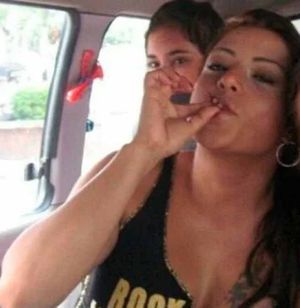 Marbelle se volvió tendencia en redes sociales, tras viralizarse una foto suya fumado lo que sería un porro de marihuana.