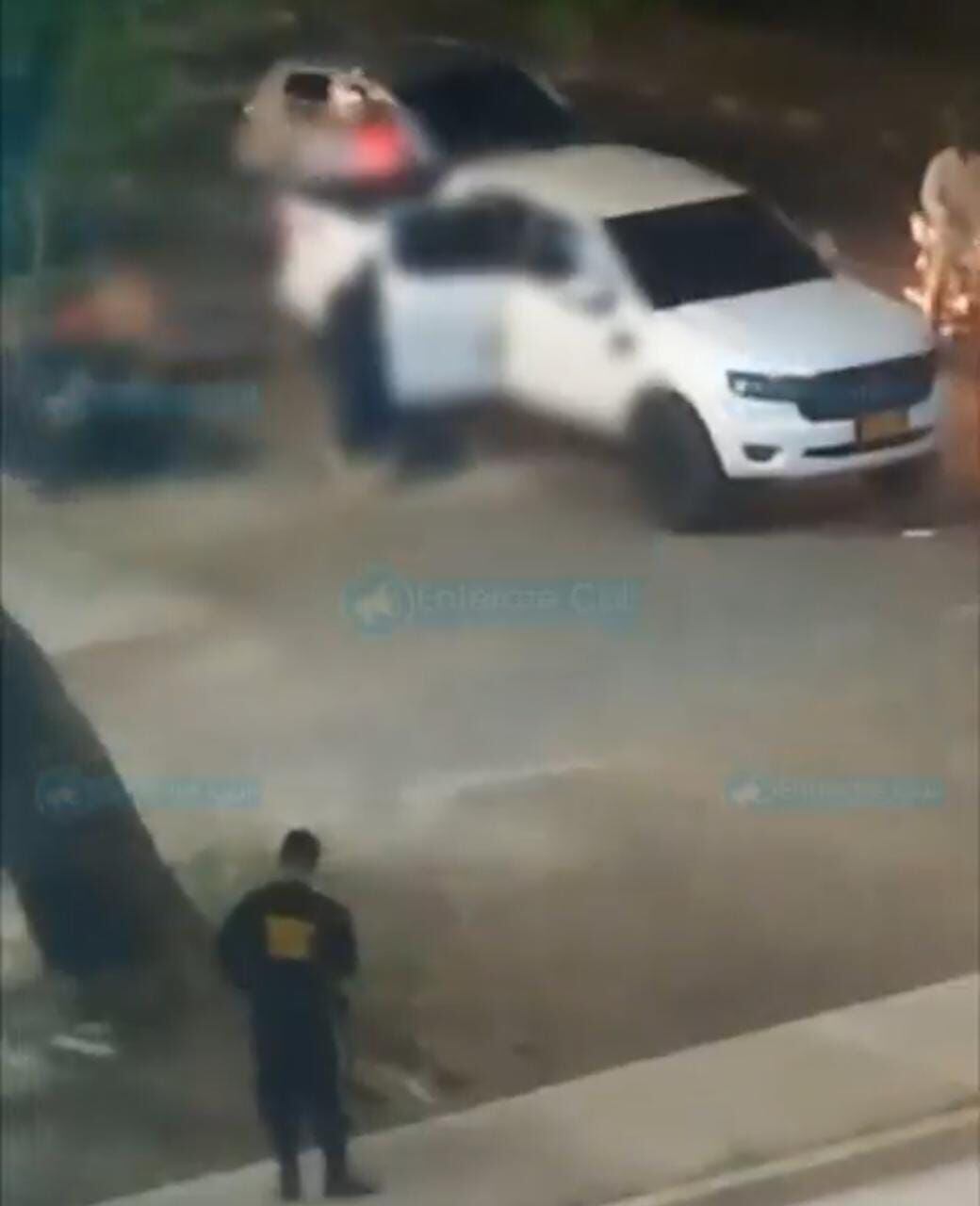 En algunos videos compartidos por medio de las redes sociales se puede ver la forma en la que algunas personas trasladan a la persona herida en un vehículo particular.