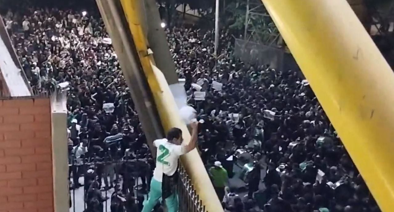 Hinchas del Atlético Nacional protestas por la mala situación del equipo, tras la eliminación de la Copa Libertadores 2024.