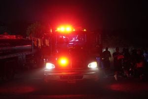 En total, cien bomberos atendieron la emergencia por el incendio forestal en Cali