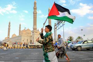 Un joven en Yemen ondea una bandera de Palestina (Photo by MOHAMMED HUWAIS / AFP)