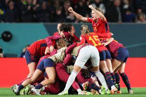 Las jugadoras españolas celebran después de que la defensora española #19 Olga Carmona (sin ser vista) anotara el segundo gol de su equipo durante el partido de fútbol de semifinales de la Copa Mundial Femenina de Australia y Nueva Zelanda 2023 entre España y Suecia en Eden Park en Auckland el 15 de agosto de 2023.