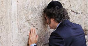El presidente Javier Milei rompió en llanto en el Muro de los Lamentos, en Jerusalén.