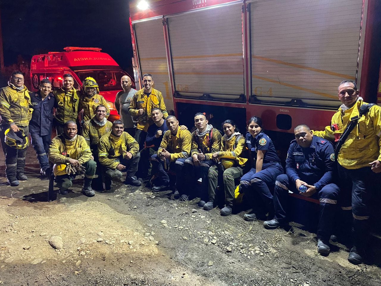 Estos son algunos de los bomberos que apoyaron en las labores para extinguir el incendio que se presentó en Golondrinas, cerca al Cerro de las Tres Cruces.