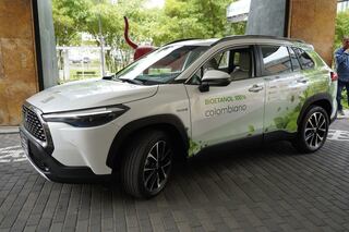 Toyota presentó el vehículo alimentado con bioetanol y energía eléctrica con la menor huella de carbono en el mundo. Foto: cortesía Fedebiocombustibles.