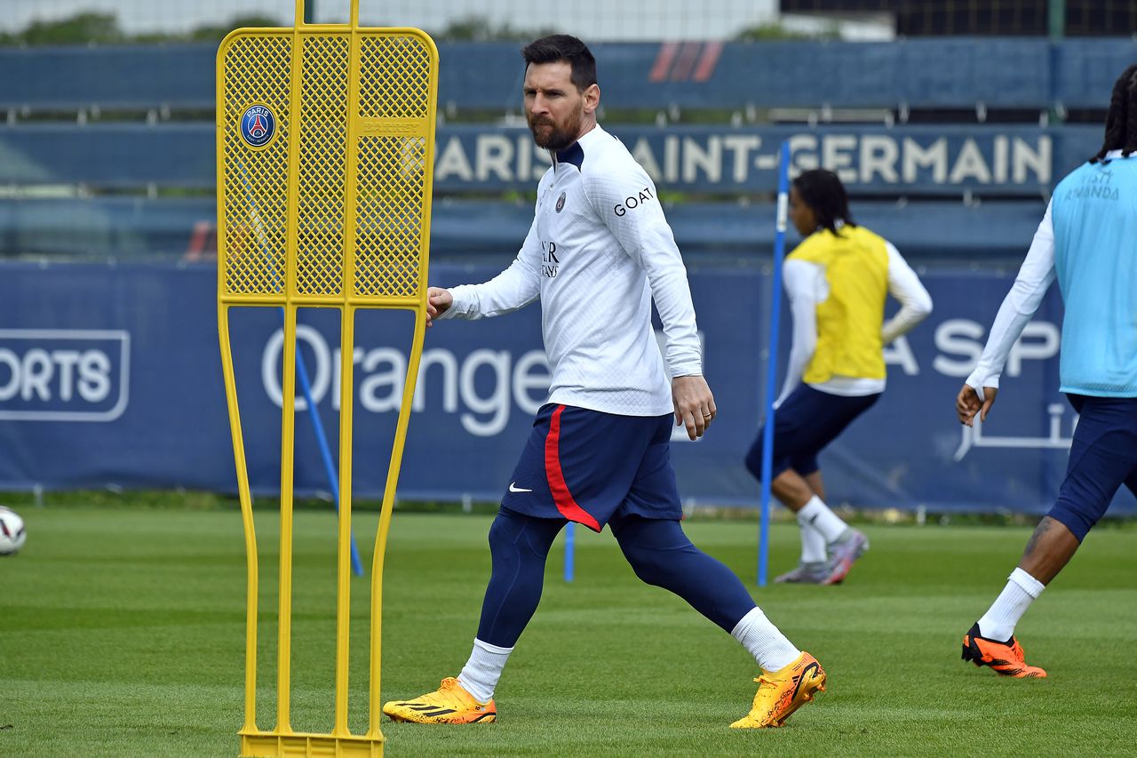 PARIS, FRANCE - MAY 11: Leo Messi looks on during a Paris Saint-Germain training session on May 11, 2023 in Paris, France. (Photo by Getty Images/Aurelien Meunier - PSG/PSG)