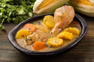 El sancocho es una sopa elaborada con carnes, tubérculos, verduras y condimentos. Se caracteriza por su sabor.