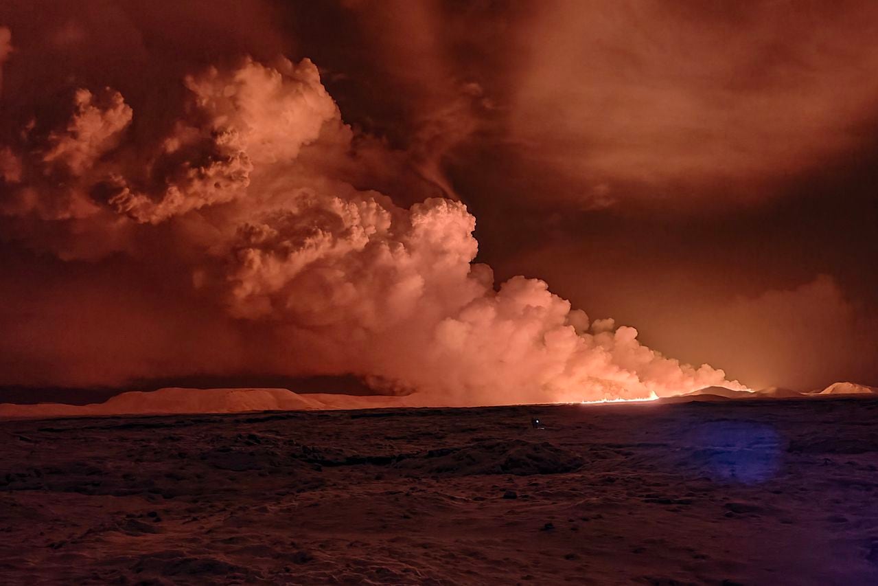 Una erupción volcánica comenzó el lunes por la noche en Islandia, al sur de la capital, Reykjavik, después de un enjambre de terremotos, informó la Oficina Meteorológica de Islandia.