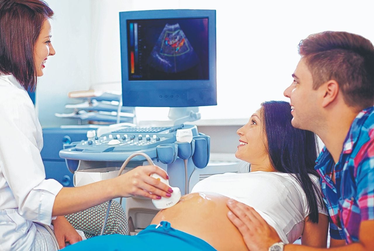 Una mujer que asiste acompañada de su pareja al control prenatal y a las ecografías se sentirá más segura y transmitirá esa confianza a su bebé.