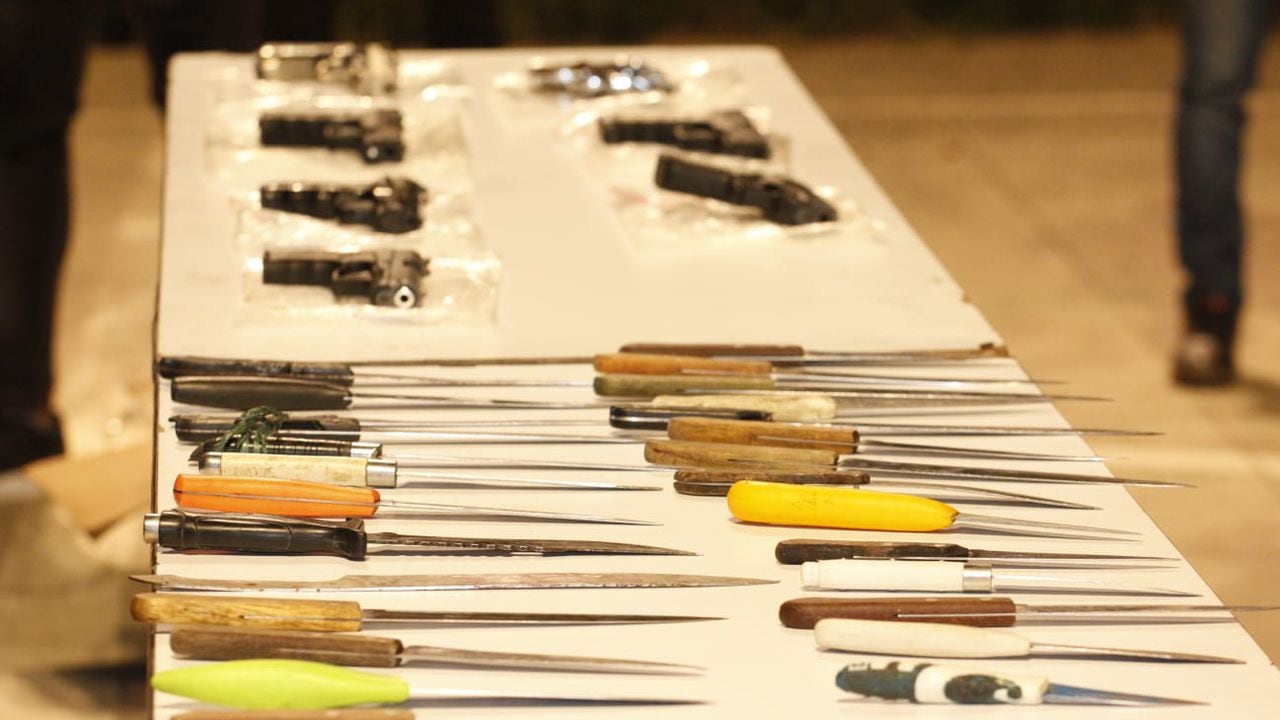 Varias armas blancas fueron incautadas en los recientes operativos de la Secretaría de Seguridad de Cali en la Comuna 15.