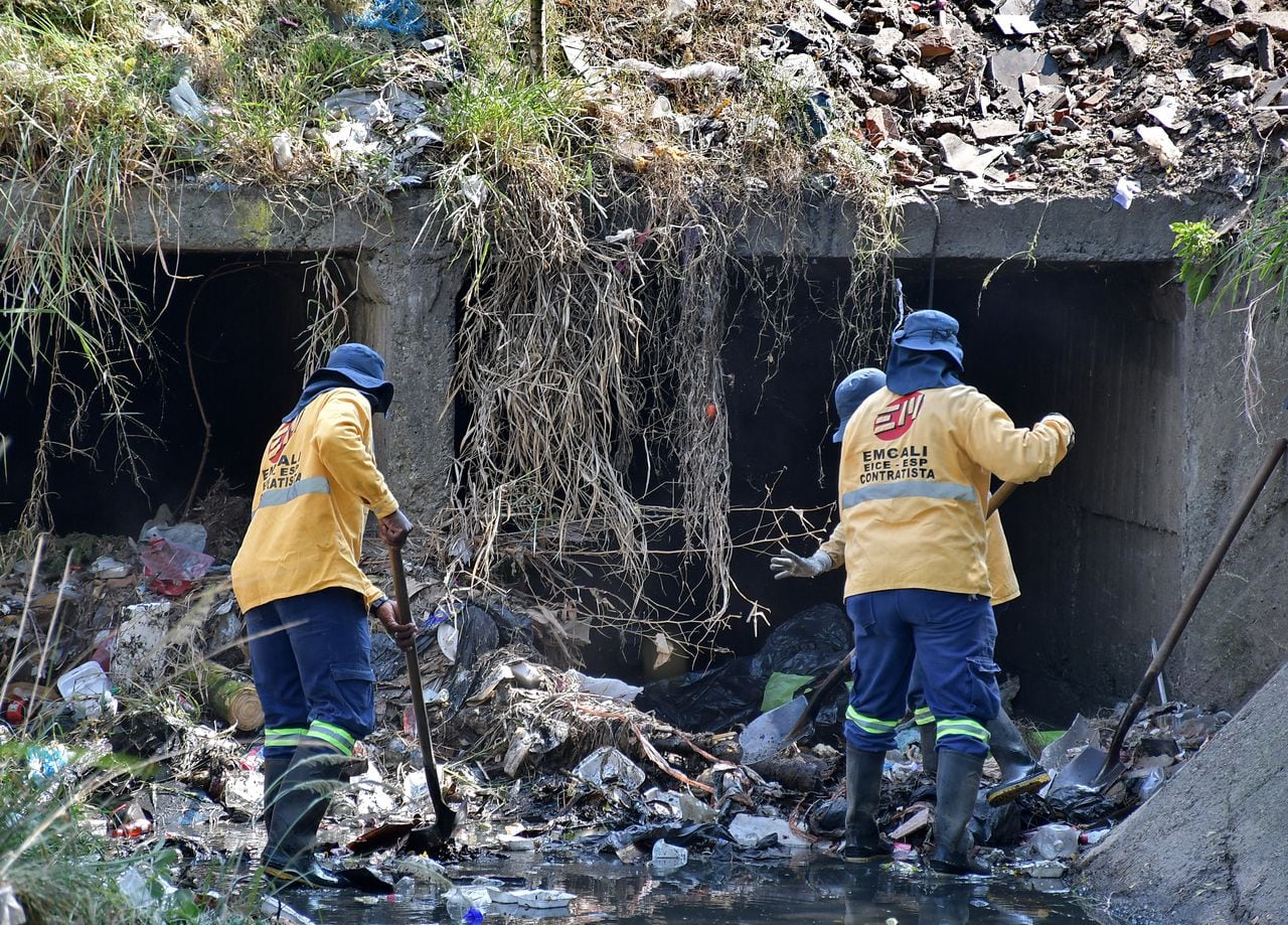 pecados ambientales de los caleños arrojar basuras a los canales de aguas lluvias