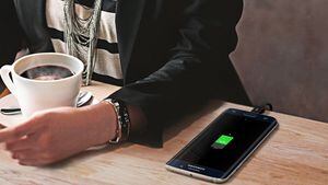 Carga rápido y vive más. Con el Samsung Galaxy S6 edge ya no necesitas esperar durante horas para que tu teléfono esté cargado. Con solo 10 minutos de carga, consigues hasta cuatro horas de batería, todo un regalo cuando estás en un apuro. 