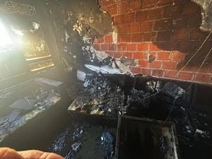 El fuego se concentró en el mobiliario de una de las oficinas, mientras que los bomberos realizaron operaciones de ventilación para disipar el humo.