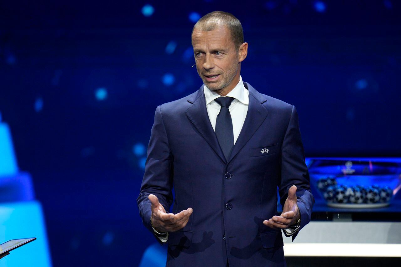 El presidente de la UEFA, Aleksander Ceferin, habla durante el sorteo de la fase de grupos de la Liga de Campeones de la UEFA 2023/24 en el Foro Grimaldi de Mónaco, el jueves 31 de agosto de 2013. (Foto AP/Daniel Cole)