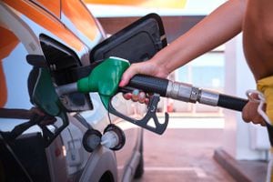 La crisis del petróleo eleva el precio del diésel y el gasóleo: una mujer irreconocible repostando el depósito de gasolina