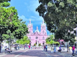 Guadalajara de Buga  es uno de los destinos más visitados en el Valle del Cauca. Recibe al año cerca de 3 millones de turistas, atraídos a la ciudad por su ambiente religioso y sus aires patrimoniales.