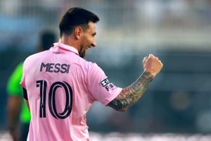 Lionel Messi celebra uno de los goles que anotó anoche con el Inter
