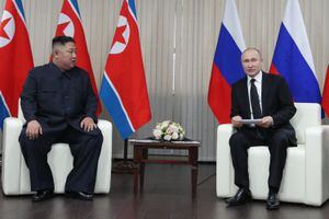 El líder de Corea del Norte, Kim Jong Un (izquierda), durante la primera reunión con el presidente de Rusia, Vladimir Putin, en Vladivostok, Rusia, el 25 de abril de 2019