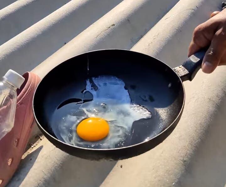 Graban video mientras fritan un huevo al sol