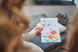 Explore la elegancia y la personalización con tarjetas hechas a mano, una forma única de mostrar aprecio a las madres en todo el país.