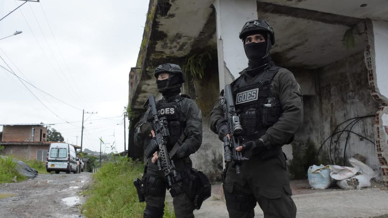 Description: Buenaventura: Operativos de control por grupos especiales de la Policía en los barrios de Buenaventura, luego de las amenazas de grupos insurgentes. foto Aymer Álvarez Jr. Julio 5-23