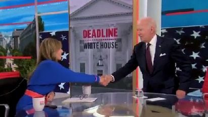 Joe Biden le dio la mano a la presentadora y se fue del programa.