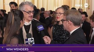 Wim Wenders, el director de 'Días perfectos' llega a la gala de los Premios Óscar.