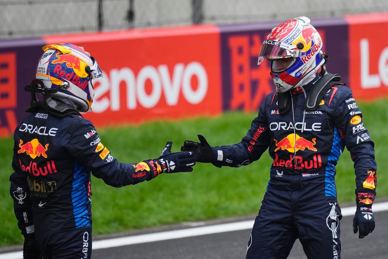 El piloto ganador de Red Bull, Max Verstappen, de Holanda, a la derecha, felicita al tercer clasificado, el piloto de Red Bull, Sergio Pérez, de México, al final del Gran Premio de Fórmula Uno de China en el Circuito Internacional de Shanghai, Shanghai, China, el domingo 21 de abril de 2024. ( Foto AP)