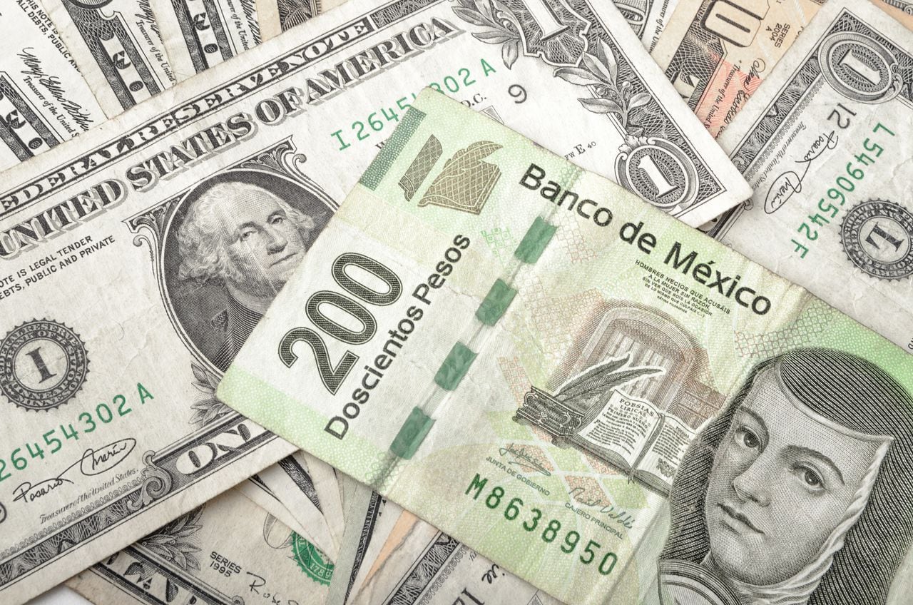 Dólares y pesos mexicanos