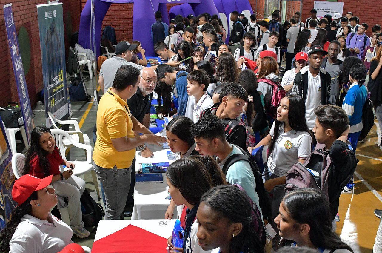 Feria de oportunidades del Icetex en Cali en el Colegio Inem con la presencia del presidente del Icetex Mauricio Toro.