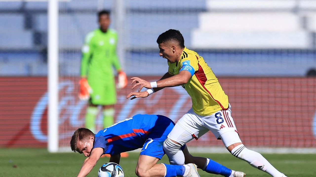 Colombia vs Eslovaquia - Mundial Sub 20. Gustavo Puerta peleando un esférico con jugador eslovaco.