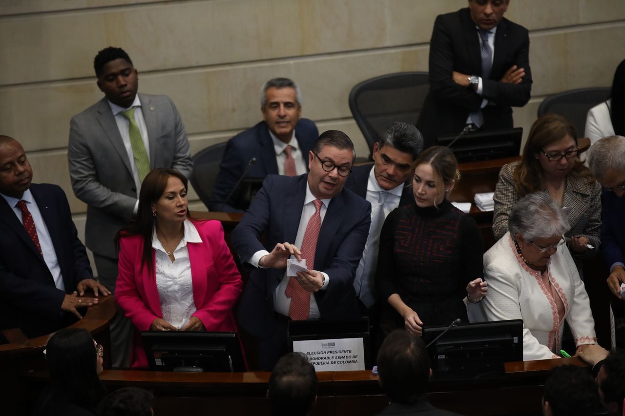 El ministro del Interior Luis Fernando Velasco, estuvo muy pendiente de la votación en la que fue derrotado y se eligió a Iván Name como presidente del Congreso.