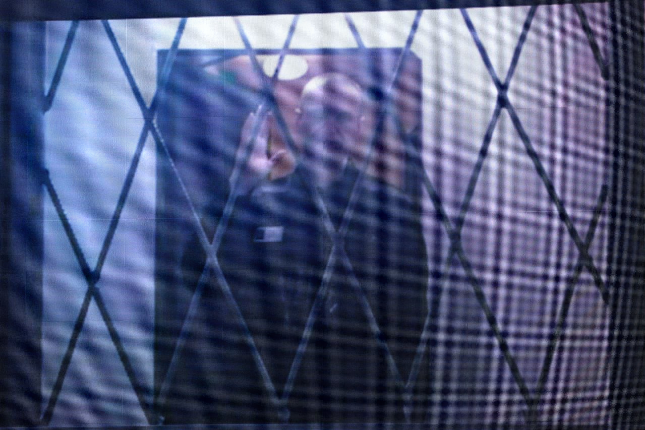Este era el aspecto durante el último mes del opositor ruso encarcelado Alexei Navalni, visto en una pantalla a través de un enlace de video desde la colonia penal IK-3 sobre el círculo polar ártico durante una audiencia en la Corte Suprema. Tribunal de Moscú el 11 de enero de 2024. (Foto de Vera Savina / AFP)