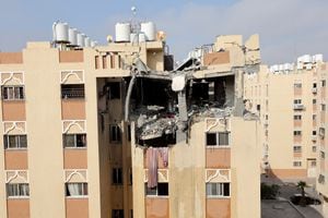 Una imagen muestra un edificio que alberga el apartamento (piso superior) de un líder militar de la Yihad Islámica, que fue destruido por un ataque aéreo israelí en Khan Yunis, a primeras horas del 11 de mayo de 2023.