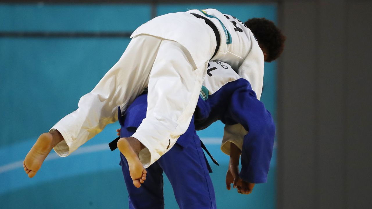 Este es el momento en el que la judoca colombiana Erika Lasso (de azul) levanta a su contrincante al terminar uno de los combates del judo panamericano.