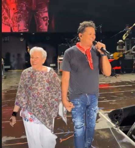 Carlos Vives le cantó a su mamá en pleno concierto.