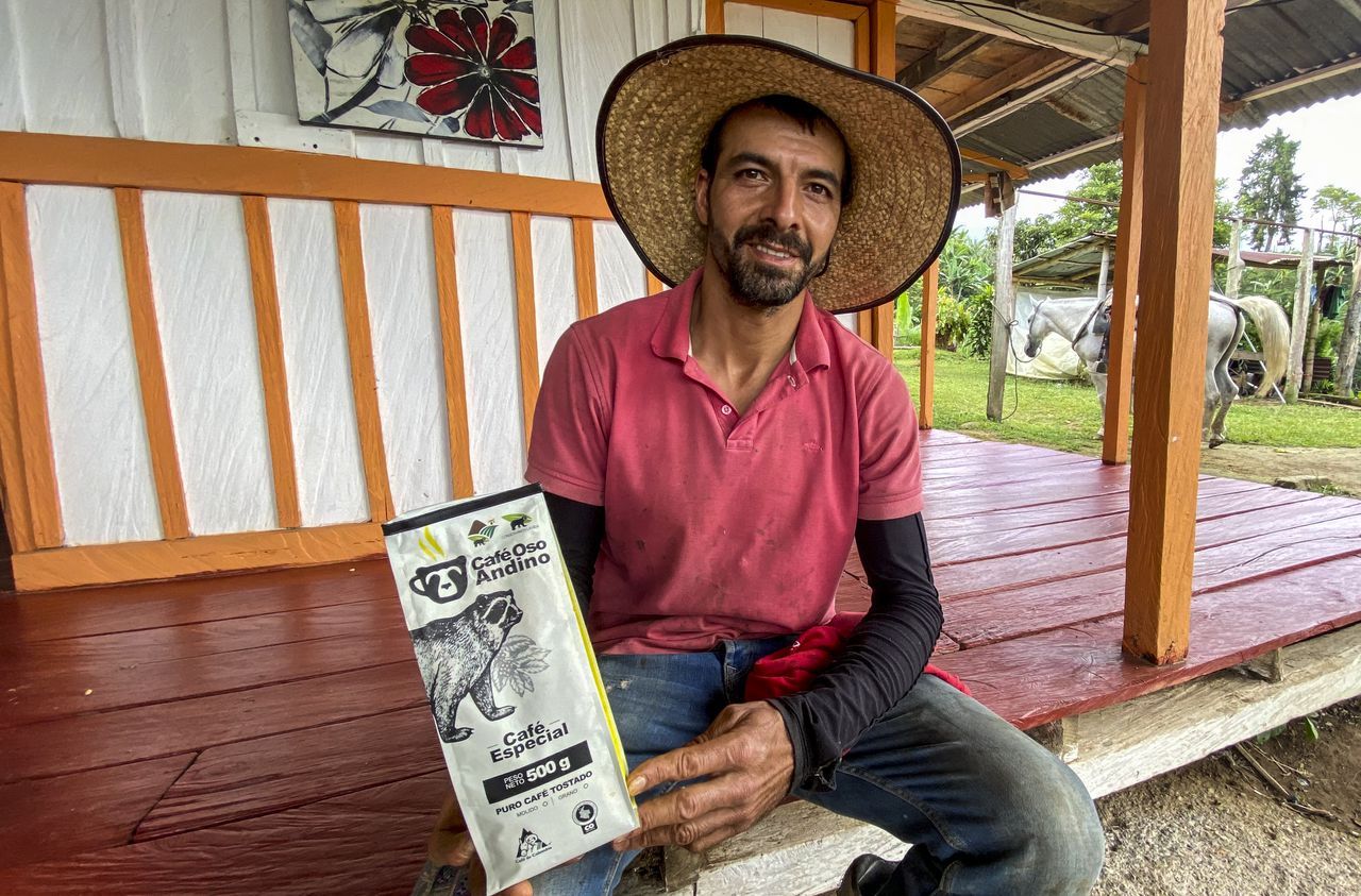 El caficultor Julián Pinilla habla durante una entrevista con AFP en el Valle del Cauca, Colombia, el 22 de junio de 2023.