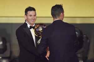 Lionel Messi de Argentina y el FC Barcelona el ganador del Balón de Oro es felicitado porCristiano Ronaldo de Portugal y el Real Madrid durante la Gala FIFA Balón de Oro 2015 en el Kongresshaus el 11 de enero de 2016 en Zúrich, Suiza.