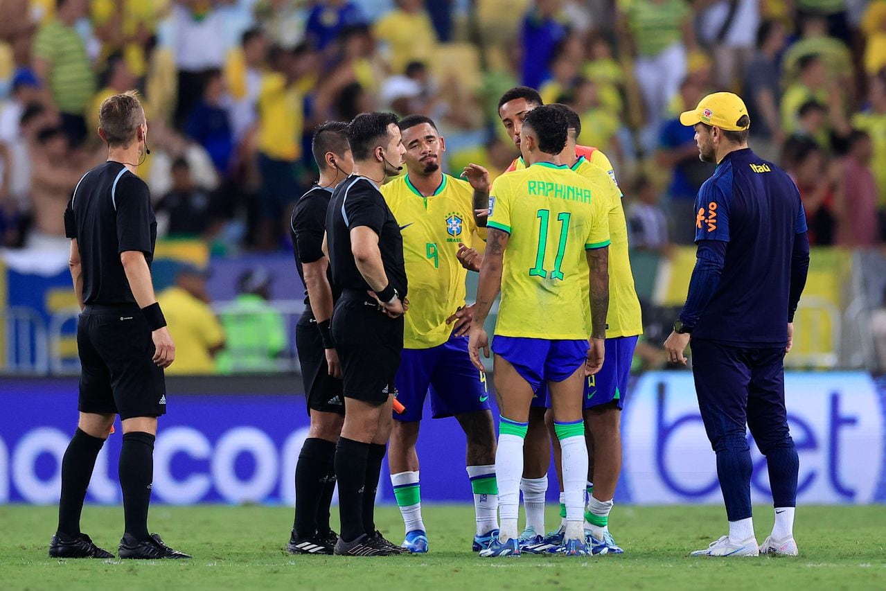 RIO DE JANEIRO, BRAZIL - NOVEMBER 21: Gabriel Jesus of Brazil and teammates argue with referee Piero Maza after a FIFA World Cup 2026 Qualifier match between Brazil and Argentina at Maracana Stadium on November 21, 2023 in Rio de Janeiro, Brazil. (Photo by Buda Mendes/Getty Images)