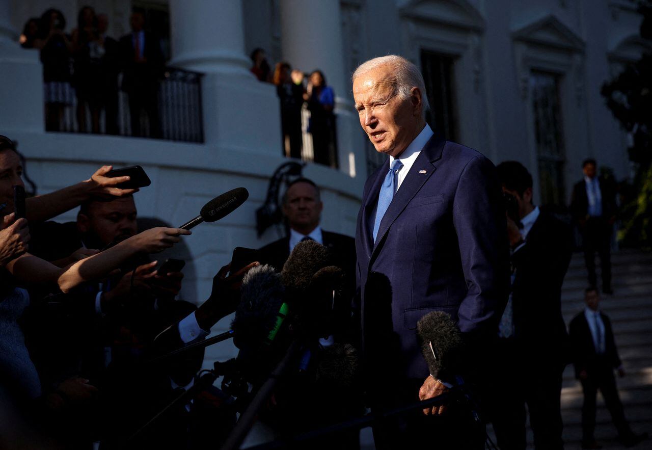 Joe Biden, habla con los medios de comunicación antes de partir de la Casa Blanca hacia Camp David, en Washington, EE. UU., el 26 de mayo de 2023.