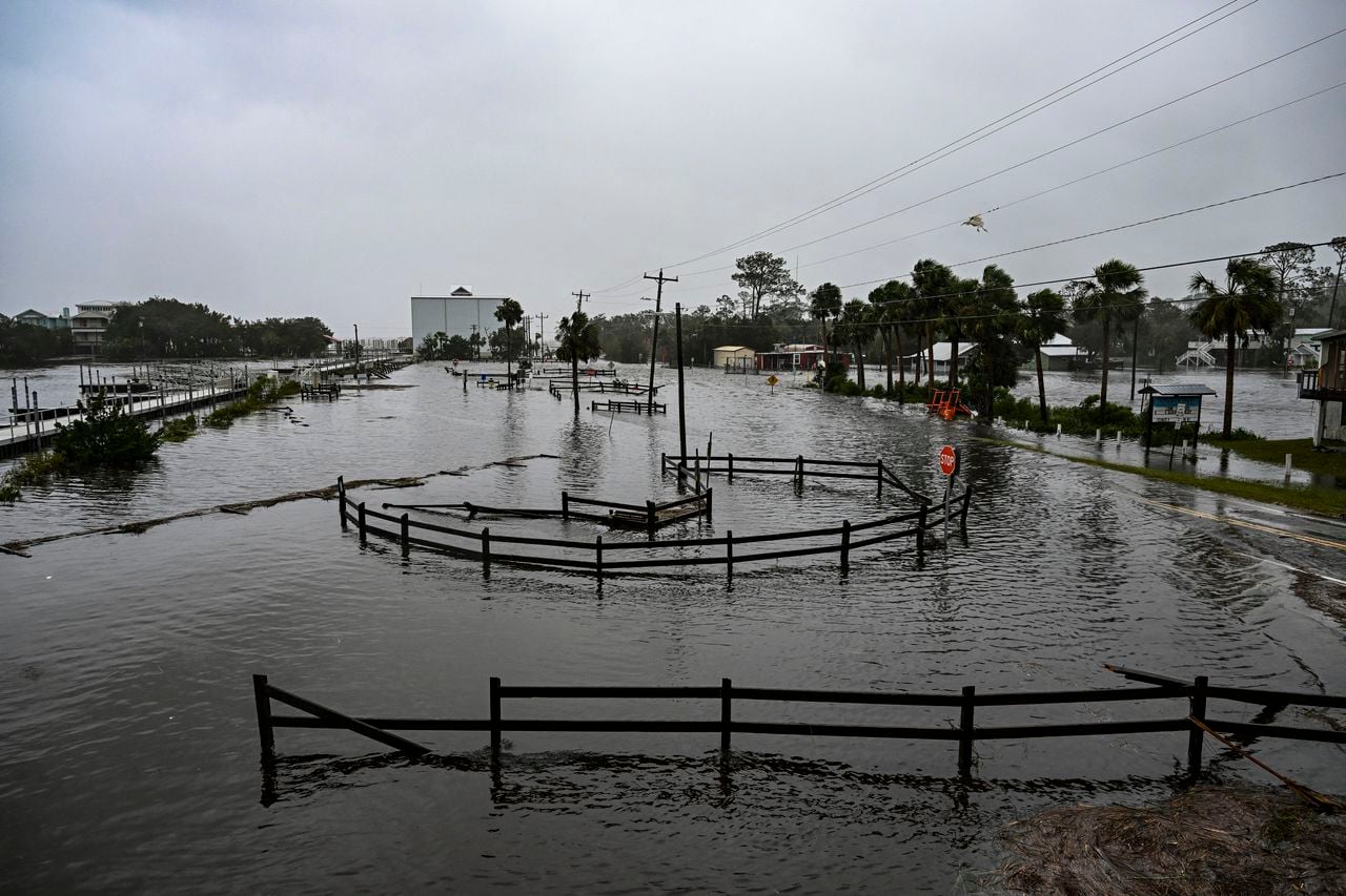 Idalia avanzó hacia la costa noroeste de Florida como un poderoso huracán de categoría 3