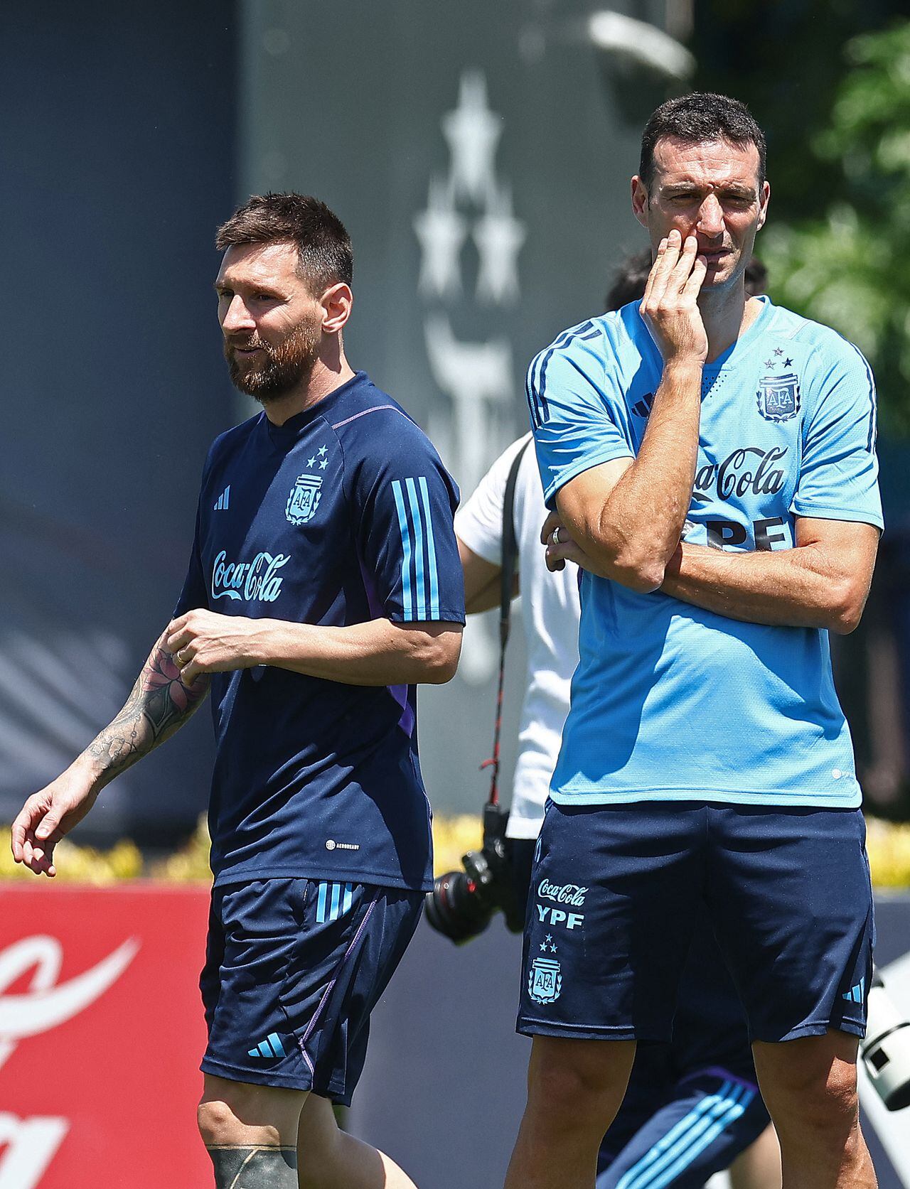 Argentina's forward Lionel Messi (L) walks past Argentina's coach Lionel Scaloni during a training session in Ezeiza, Buenos Aires Province, on November 20, 2023, ahead of the FIFA World Cup 2026 qualifier football match against Brazil. (Photo by ALEJANDRO PAGNI / AFP)
